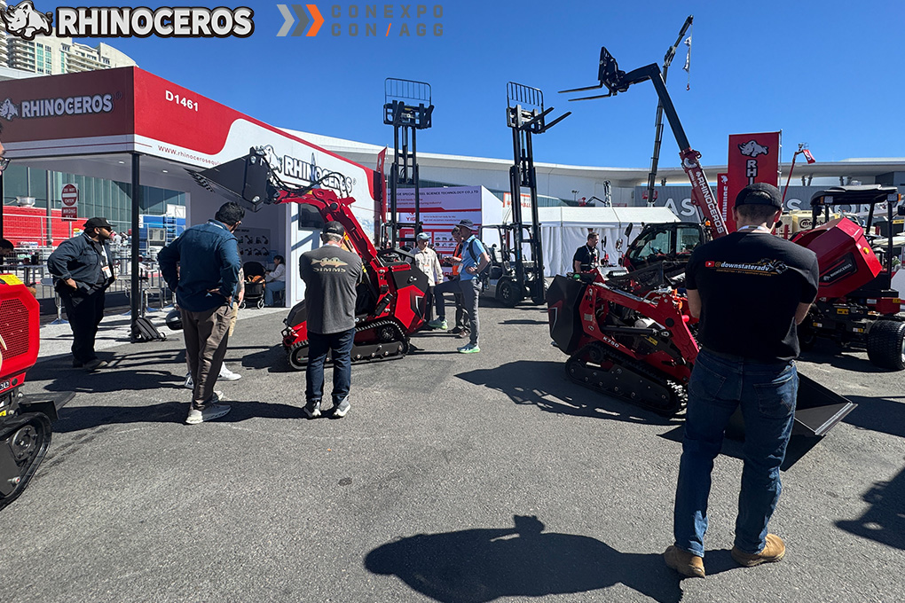 Stand espositivo di Rhinoceros, specializzato in macchine edili, al CONEXPO CON AGG 2026, con escavatori e pale caricatrici.
